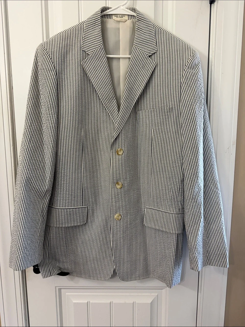 Preswick & Moore White and Navy Striped Seersucker Sport Coat